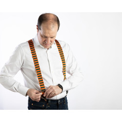 Bretelle Albert Thurston a righe orizzontali arancione/verde con attacco 2 in 1 indossate su camicia bianca e jeans