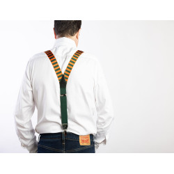 Bretelle Albert Thurston a righe orizzontali arancione/verde a Y indossate su camicia bianca visione schiena