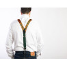 Bretelle Albert Thurston a righe orizzontali arancione/verde a Y indossate su camicia bianca visione schiena