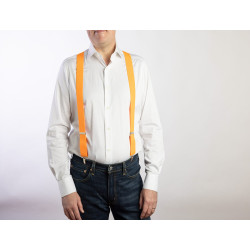 Bretelle a X elastiche colore arancione con 4 clip indossate con camicia bianca e jeans