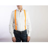 Bretelle a X elastiche colore arancione con 4 clip indossate con camicia bianca e jeans
