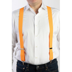 Bretelle elastiche colore arancione indossate con camicia bianca