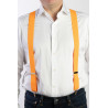 Bretelle elastiche colore arancione indossate con camicia bianca
