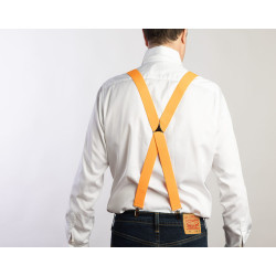 Bretelle a X elastiche colore arancione indossate con camicia bianca e jeans visione schiena