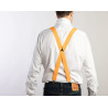Bretelle a X elastiche colore arancione indossate con camicia bianca e jeans visione schiena
