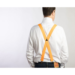 Bretelle a X elastiche colore arancione indossate con camicia bianca e jeans visione schiena