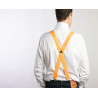 Bretelle a X elastiche colore arancione indossate con camicia bianca e jeans visione schiena