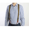 Bretelle a Y Fleur-de-lys viola in nastro rigido e finiture in vera pelle lavorata brogue indossate con camicia a righe