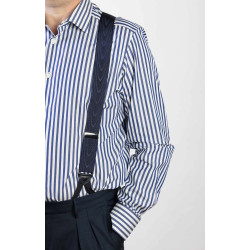 Bretella in pelle blu nastro rigido Moiré indossata su camicia a righe