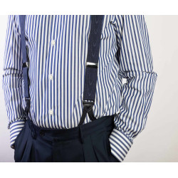 Bretelle in pelle blu nastro rigido Moiré indossate su camicia a righe e pantalone blu