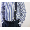 Bretelle in pelle blu nastro rigido Moiré indossate su camicia a righe e pantalone blu