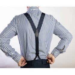 Bretelle a Y in pelle blu nastro rigido Moiré indossate con camicia a righe visione schiena