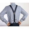 Bretelle a Y in pelle blu nastro rigido Moiré indossate con camicia a righe visione schiena