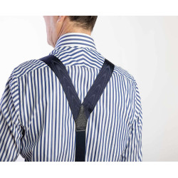 Bretelle a Y in pelle blu nastro rigido Moiré indossate con camicia a righe visione spalle