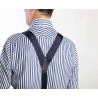 Bretelle a Y in pelle blu nastro rigido Moiré indossate con camicia a righe visione spalle
