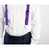 Bretelle viola nastro rigido con finiture in pelle bianca indossate con camicia bianca