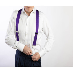 Bretelle viola nastro rigido con finiture in pelle bianca e attacco bottoni indossate con camicia bianca e pantalone