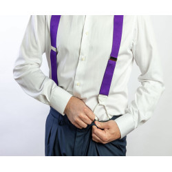 Bretelle viola nastro rigido con finiture in pelle bianca e attacco bottoni indossate con camicia bianca e pantalone