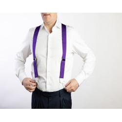 Bretelle viola nastro rigido con finiture in pelle bianca indossate con camicia bianca