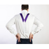 Bretelle a Y viola nastro rigido con finiture in pelle bianca indossate con camicia bianca visione schiena