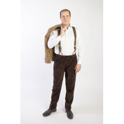 Bretelle a Y Fleur-de-lys viola in nastro rigido e finiture in vera pelle indossate con camicia bianca e pantalone marrone