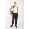 Bretelle a Y Fleur-de-lys viola in nastro rigido e finiture in vera pelle indossate con camicia bianca e pantalone marrone