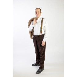 Bretelle a Y Fleur-de-lys viola in nastro rigido e finiture in vera pelle indossate con camicia bianca e pantalone marrone