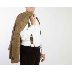 Bretelle a Y Fleur-de-lys viola in nastro rigido e finiture in vera pelle indossate con camicia bianca e giacca