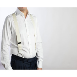 Bretelle a Y Avorio in nastro rigido Barathea e finiture in pelle bianca indossate con camicia e pantalone