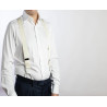 Bretelle a Y Avorio in nastro rigido Barathea e finiture in pelle bianca indossate con camicia e pantalone