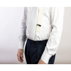 Bretelle a Y Avorio in nastro rigido Barathea e finiture in pelle bianca con attacco bottoni indossate con camicia e pantalone