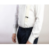 Bretelle a Y Avorio in nastro rigido Barathea e finiture in pelle bianca con attacco bottoni indossate con camicia e pantalone