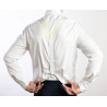 Bretelle a Y Avorio in nastro rigido Barathea e finiture in pelle bianca indossate con camicia e pantalone visione schiena